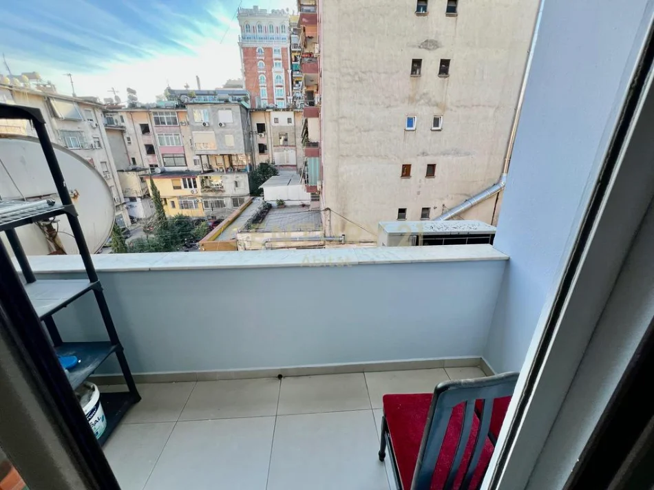 Tirane, jepet me qera apartament 2+1+Aneks+Ballkon Kati 4, 90 m² 950 € (Blloku)