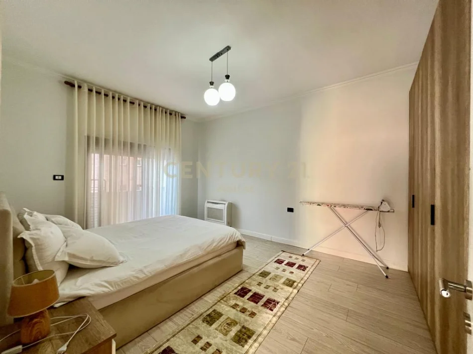 Tirane, jepet me qera apartament 2+1+Aneks+Ballkon Kati 4, 90 m² 950 € (Blloku)