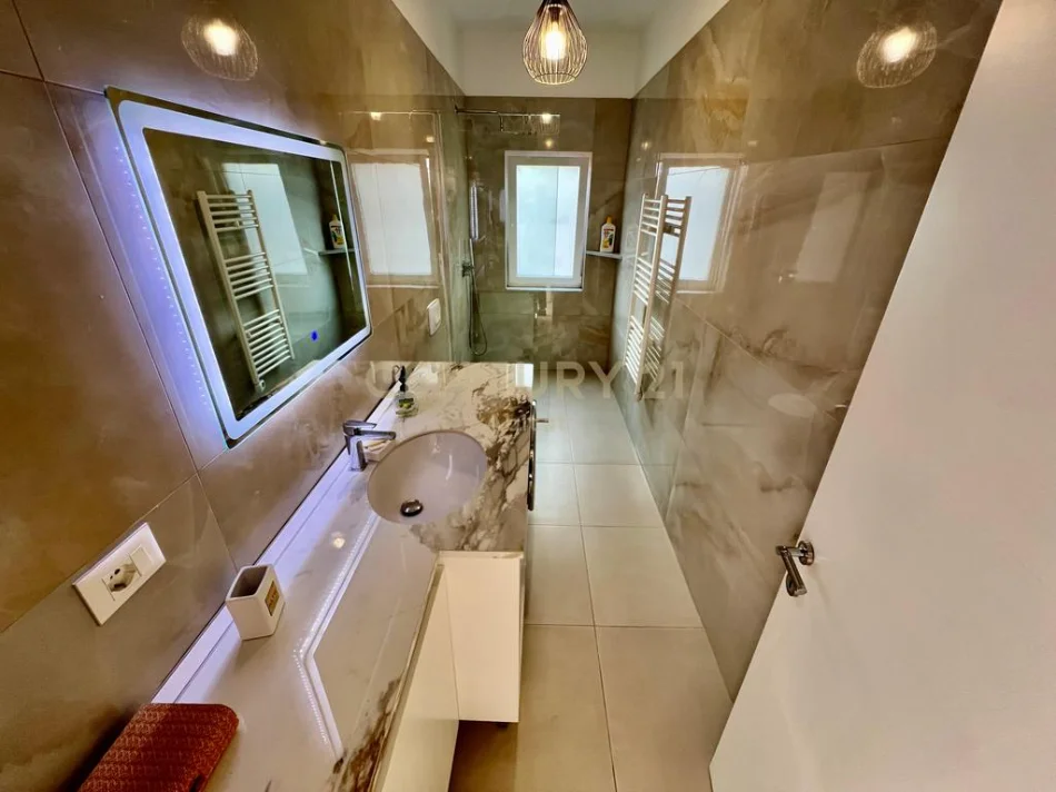 Tirane, jepet me qera apartament 2+1+Aneks+Ballkon Kati 4, 90 m² 950 € (Blloku)