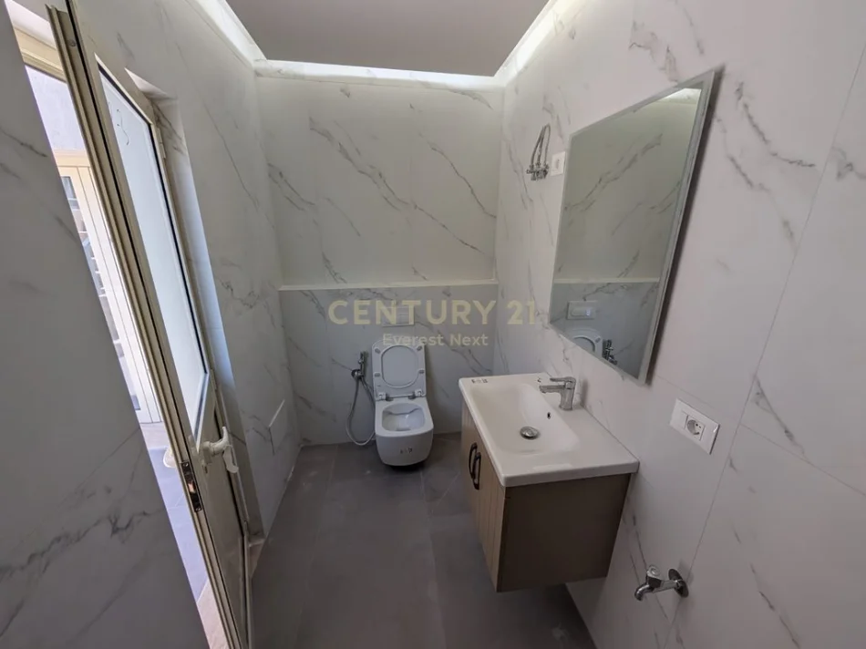 Tirane, jepet me qera ambjent biznesi Kati -1, 140 m² 1.800 € (Vasil Shanto)
