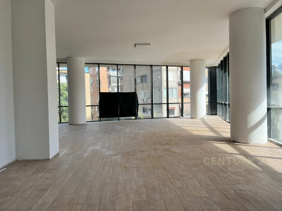 Tirane, jepet me qera zyre Kati 1, 174 m² 1.800 € (Rruga Mine Peza)