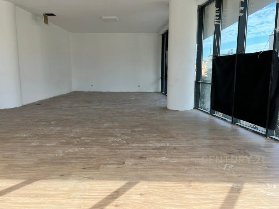 Tirane, jepet me qera zyre Kati 1, 174 m² 1.800 € (Rruga Mine Peza)