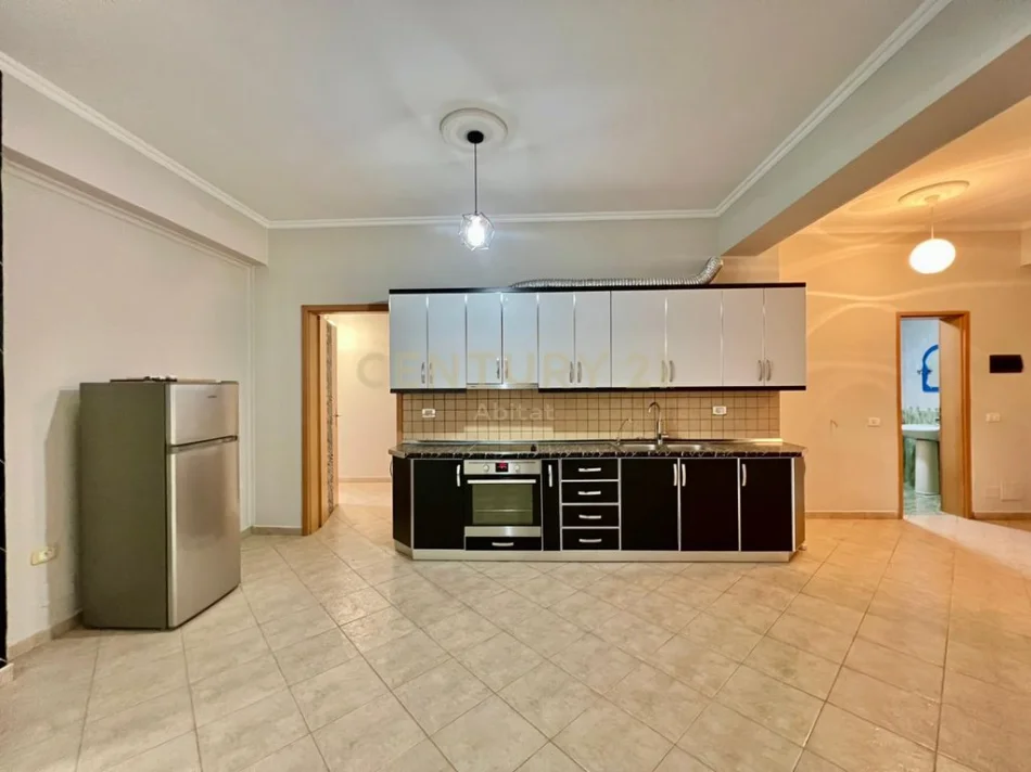 Tirane, jepet me qera apartament Kati 4, 700 € 
