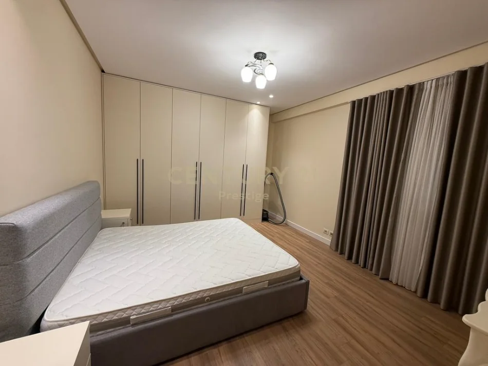 Tirane, jepet me qera apartament 1+1+Ballkon Kati 1, 70 m² 800 € (Pazari i ri)