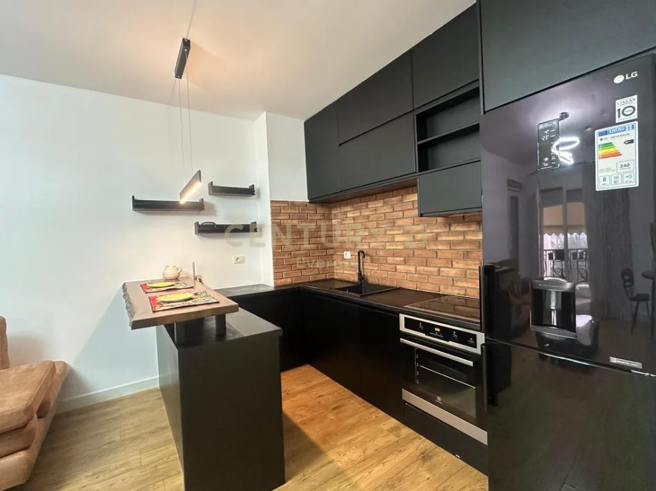 Tirane, jepet me qera apartament 1+1 Kati 2, 79 m² 600 € (kodra e diellit 2)