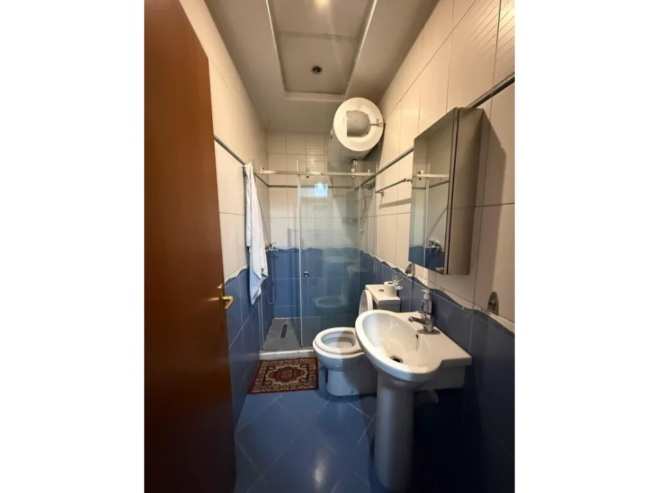 Tirane, jepet me qera apartament 2+1 Kati 1, 130 m² 600 € 