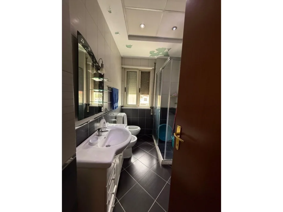 Tirane, jepet me qera apartament 2+1 Kati 1, 130 m² 600 € 