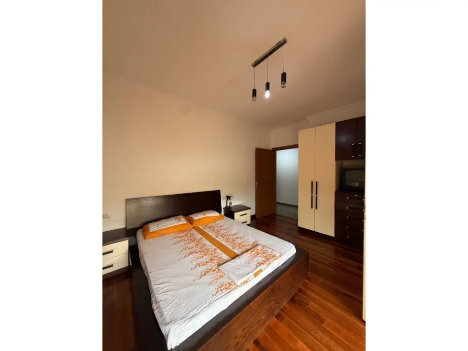 Tirane, jepet me qera apartament 2+1 Kati 1, 130 m² 600 € 