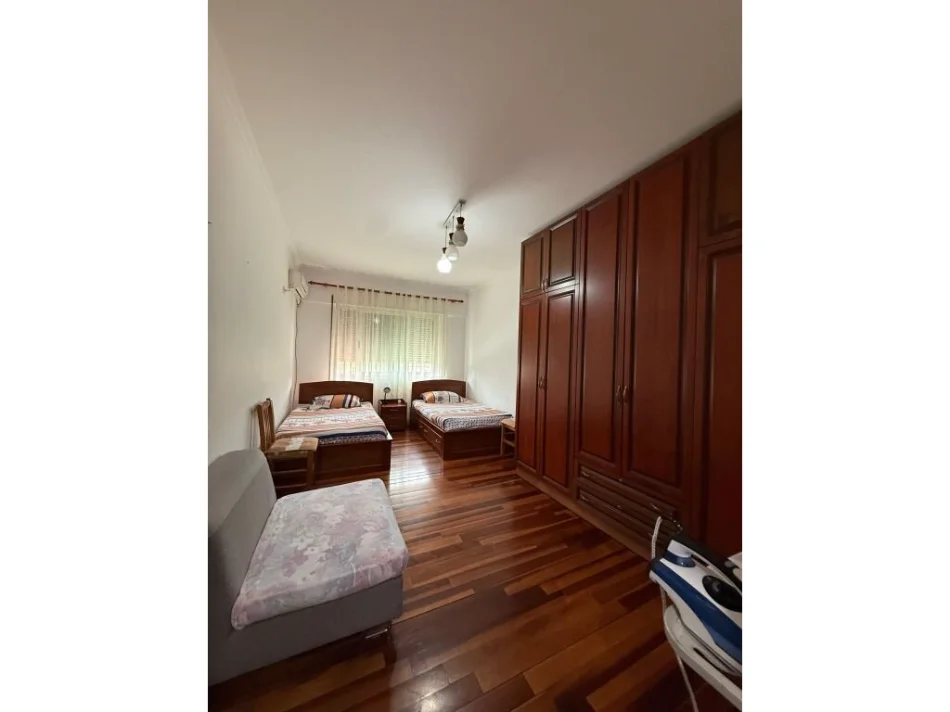 Tirane, jepet me qera apartament 2+1 Kati 1, 130 m² 600 € 