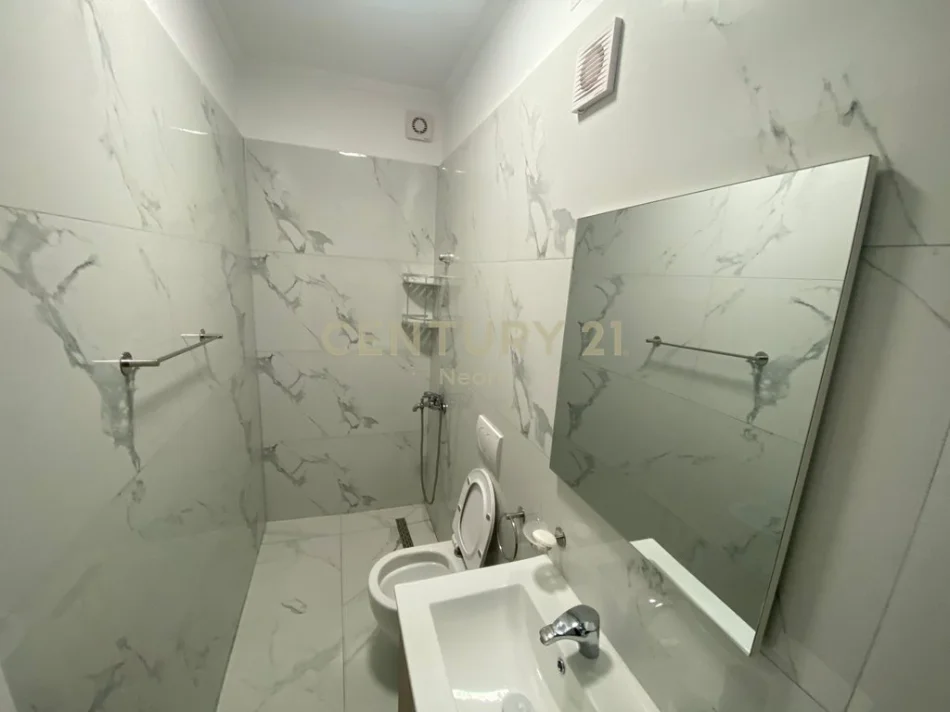 Tirane, jepet me qera apartament 1+1 Kati 1, 63 m² 700 € (liqeni i thate)
