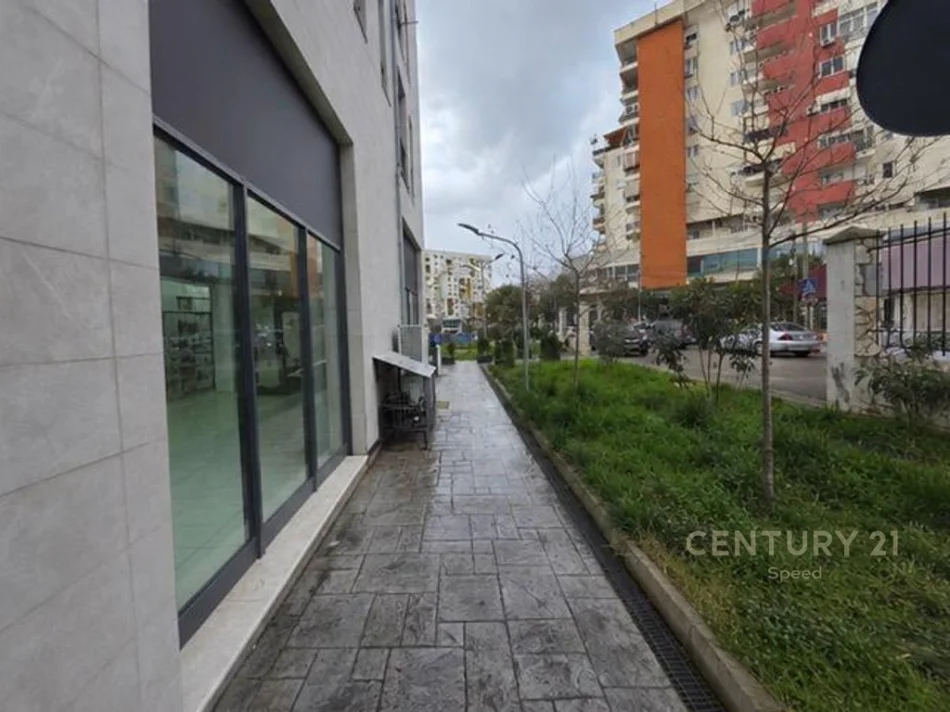 Tirane, jepet me qera dyqan Kati 0, 100 m² 1.650 € (Yzberish)
