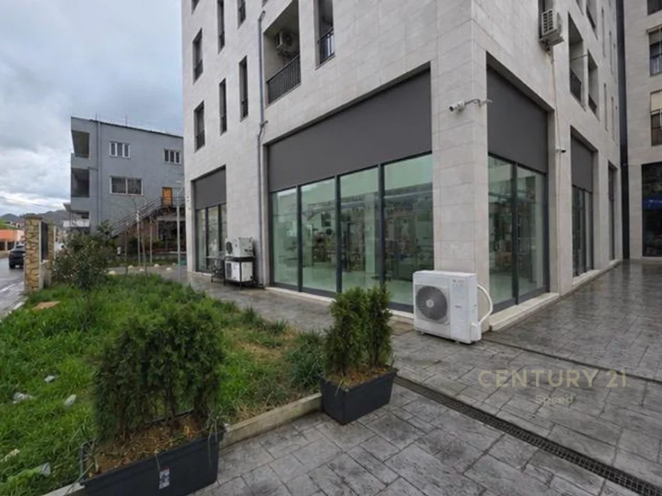 Tirane, jepet me qera dyqan Kati 0, 100 m² 1.650 € (Yzberish)