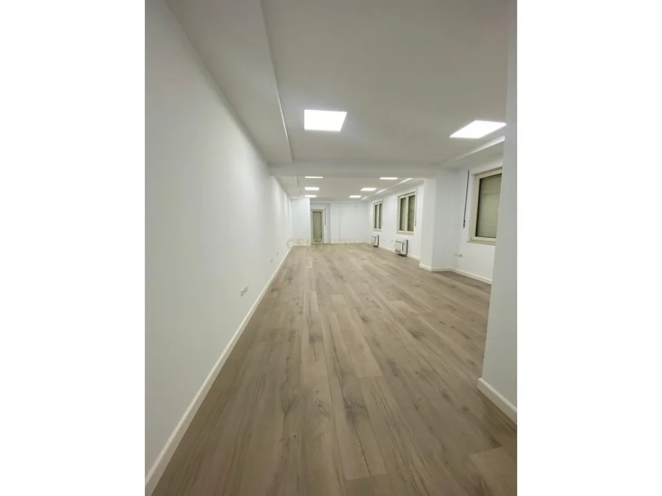 Tirane, jepet me qera zyre Kati 2, 95 m² 1.770 € (Bllok)