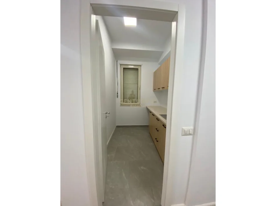 Tirane, jepet me qera zyre Kati 2, 95 m² 1.770 € (Bllok)