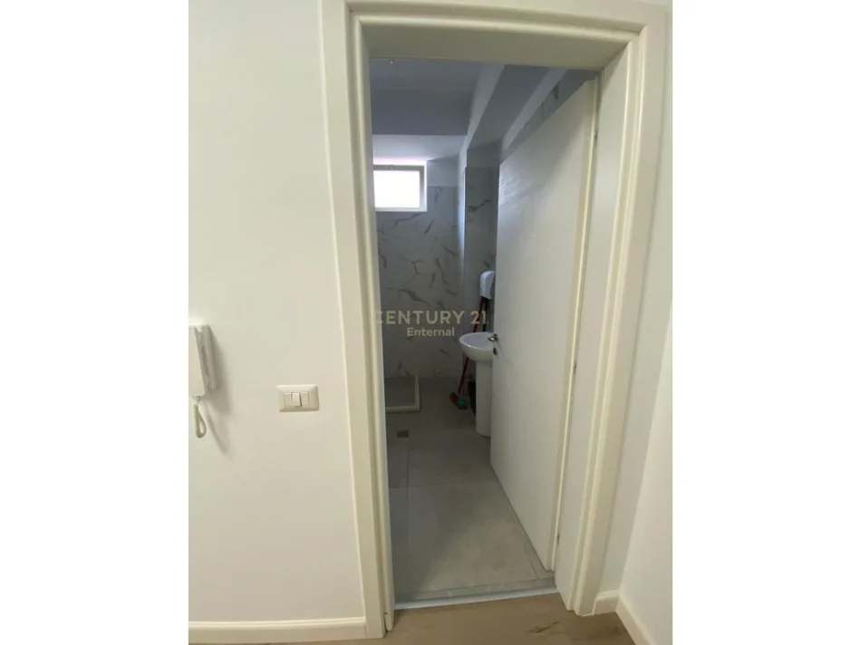 Tirane, jepet me qera zyre Kati 2, 95 m² 1.770 € (Bllok)