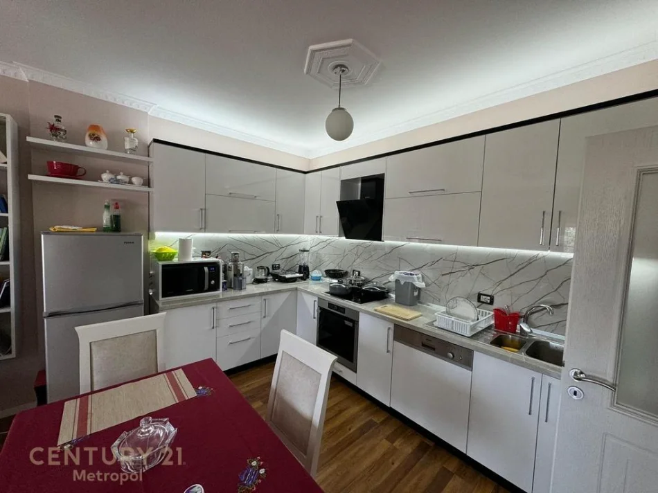 Tirane, jepet me qera apartament 1+1 Kati 6, 66 m² 700 € (rruga e elbasanit)