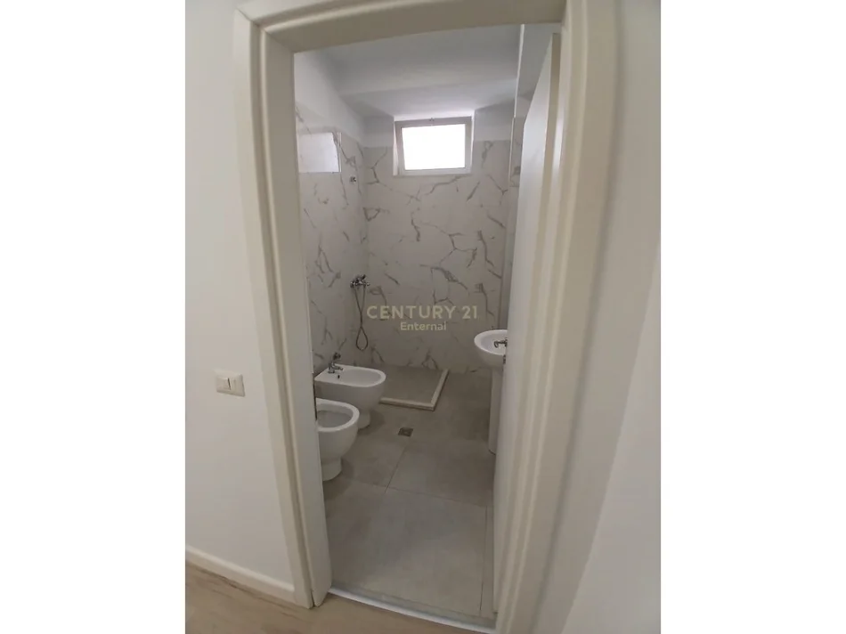 Tirane, jepet me qera zyre Kati 2, 95 m² 1.770 € (Bllok)