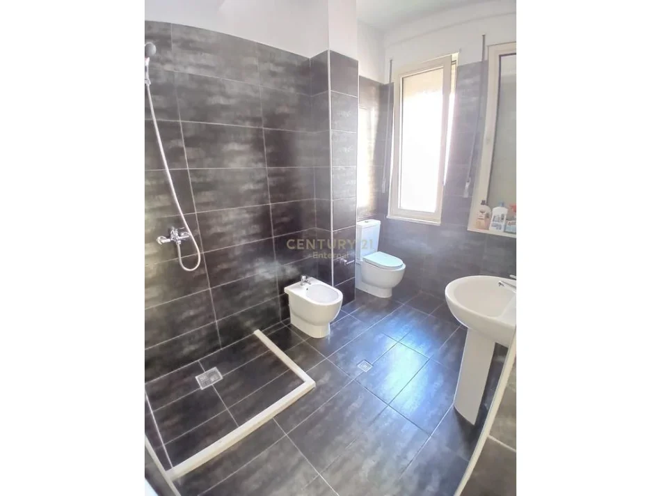Tirane, jepet me qera zyre Kati 2, 95 m² 1.770 € (Bllok)