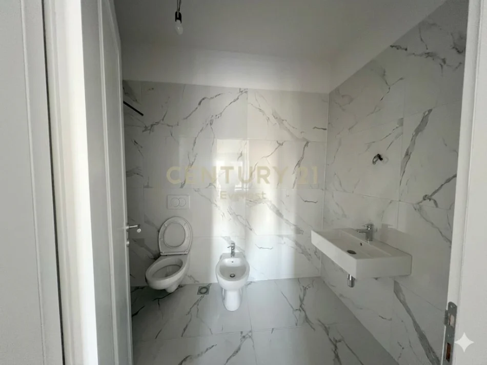 Tirane, jepet me qera apartament 2+1 Kati 1, 90 m² 500 € (Bulevardi i ri)