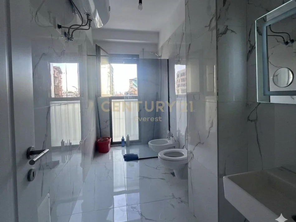 Tirane, jepet me qera apartament 2+1 Kati 1, 90 m² 500 € (Bulevardi i ri)