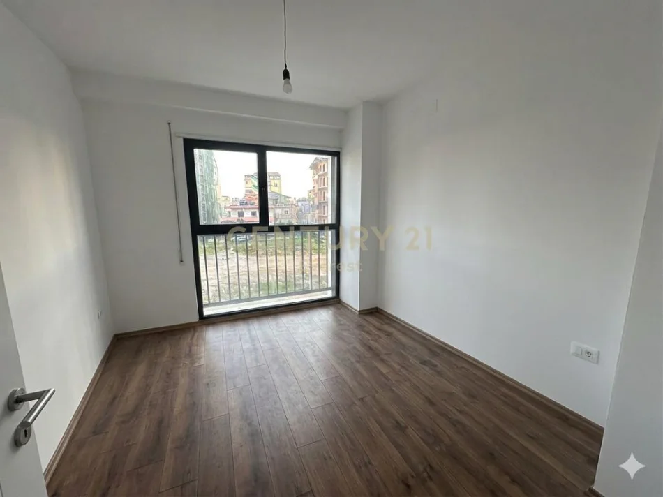Tirane, jepet me qera apartament 2+1 Kati 1, 90 m² 500 € (Bulevardi i ri)