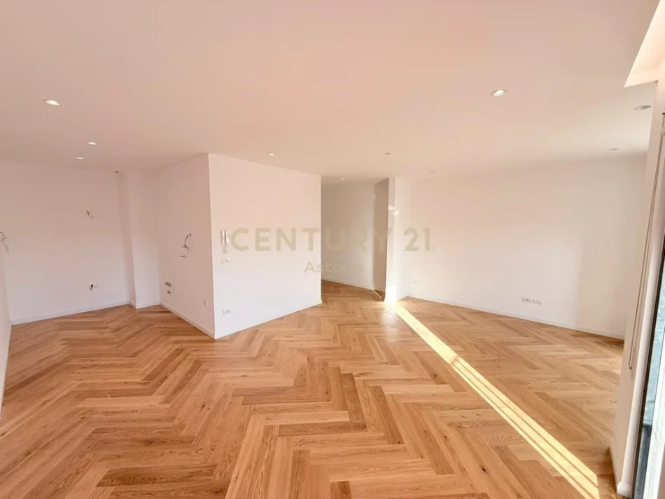 Tirane, shitet apartament , 261.300 € 