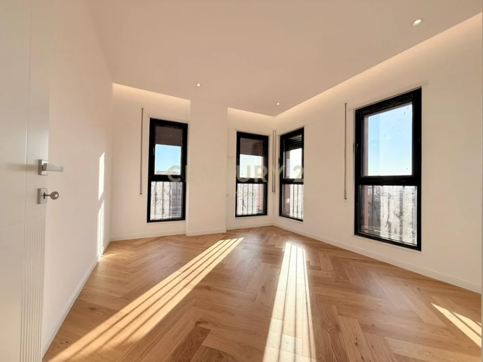 Tirane, shitet apartament 2+1 Kati 7, 105 m² 261.300 € (shkolla e kuqe)