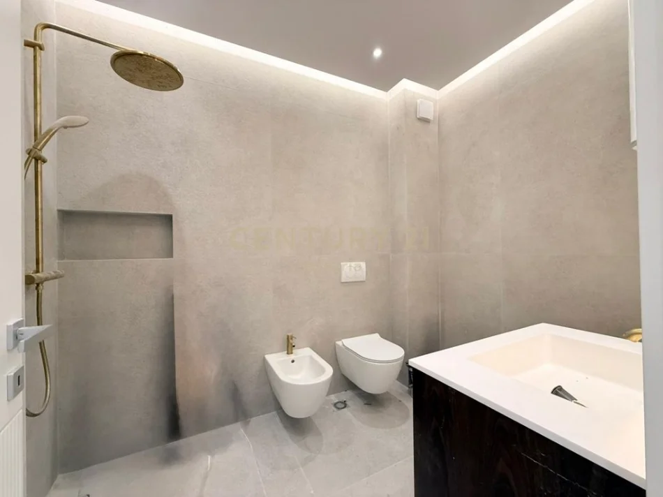 Tirane, shitet apartament , 261.300 € 
