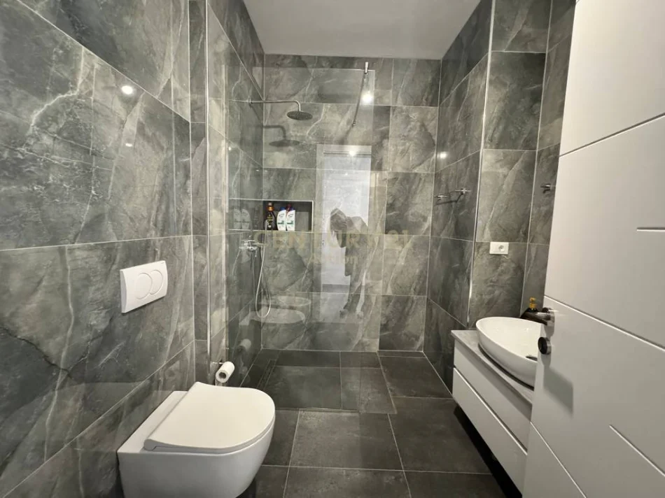 Tirane, jepet me qera apartament 1+1 Kati 2, 75 m² 700 € (FOLEJA E GJELBER,RING CENTER)