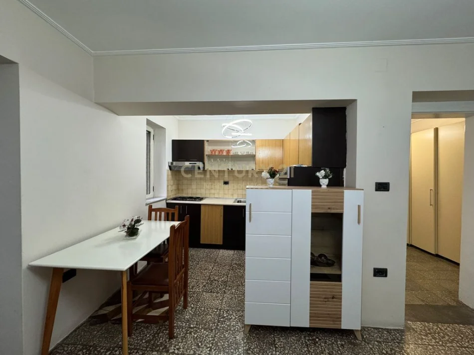 Tirane, jepet me qera apartament 1+1+Ballkon Kati 2, 55 m² 500 € 