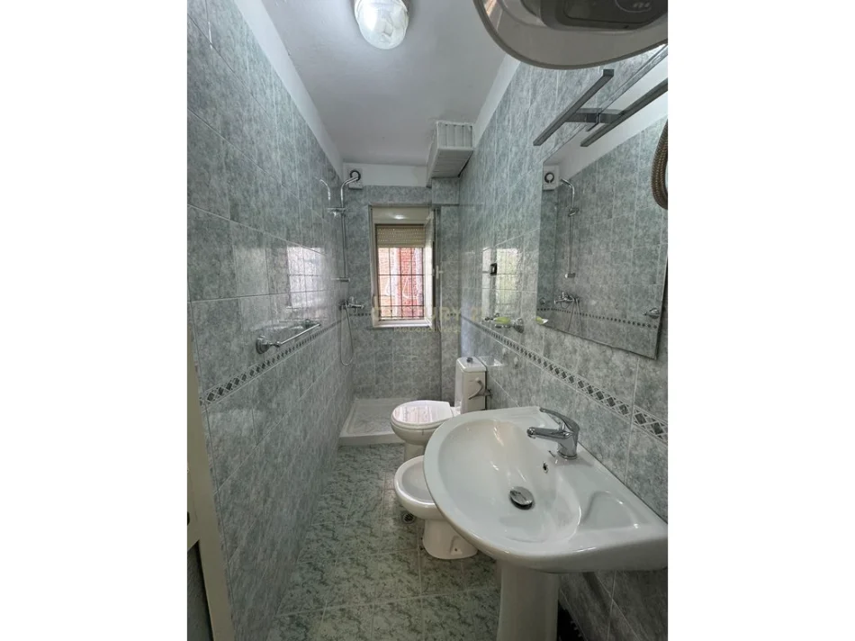 Tirane, jepet me qera apartament 1+1+Ballkon Kati 2, 55 m² 500 € 