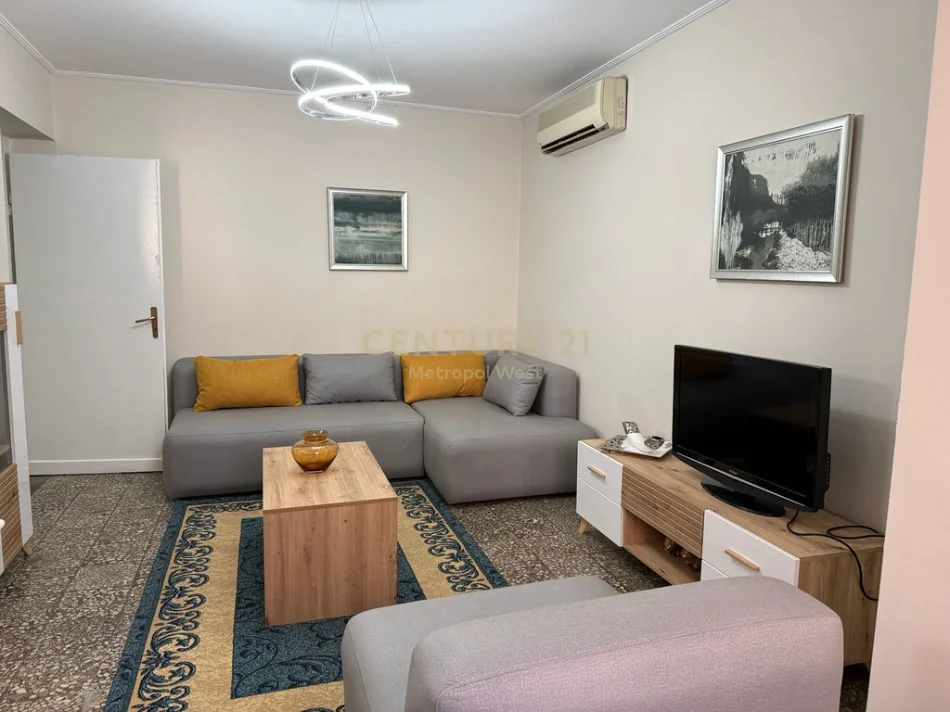 Tirane, jepet me qera apartament 1+1+Ballkon Kati 2, 55 m² 500 € 
