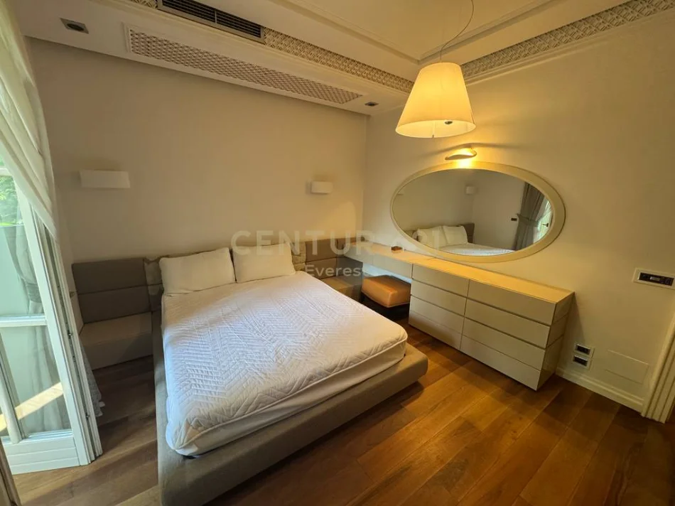 Tirane, jepet me qera apartament 1+1 Kati 2, 75 m² 700 € shkolla e kuqe