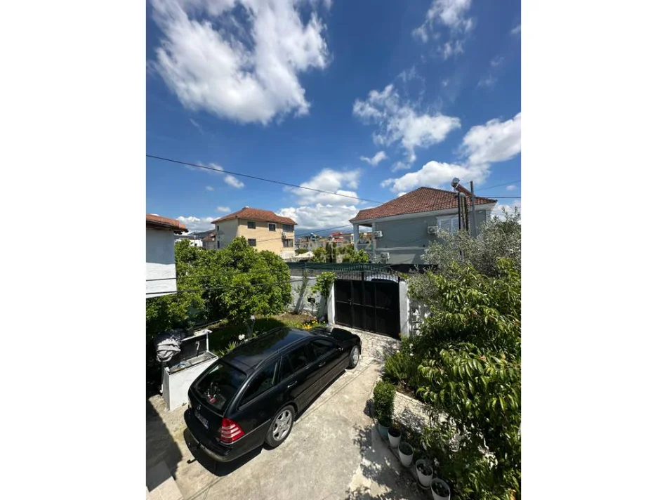 Tirane, shitet apartament 3+1+Ballkon Kati 2, 446 m² 260.000 € (astiri)