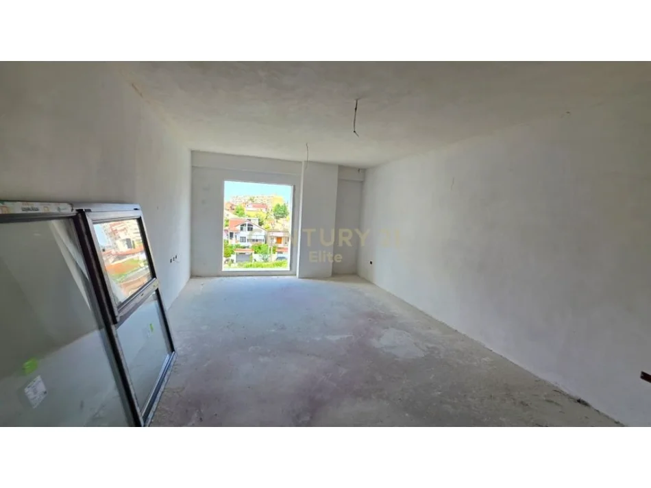 Tirane, jepet me qera apartament 1+1 Kati 2, 71 m² 110.000 € (kinostudio)