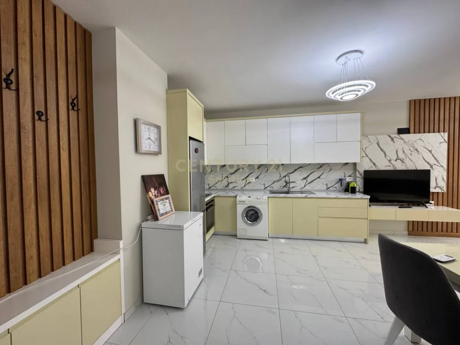 Tirane, jepet me qera apartament 2+1+Ballkon Kati 6, 100 m² 800 € (mine peza)