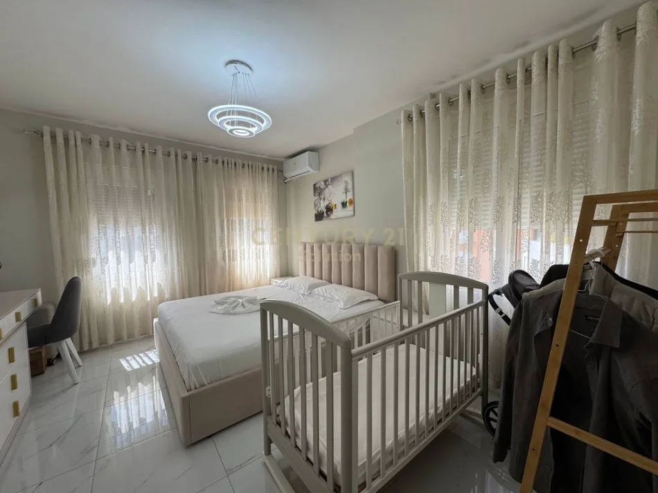 Tirane, jepet me qera apartament 2+1+Ballkon Kati 6, 100 m² 800 € (mine peza)