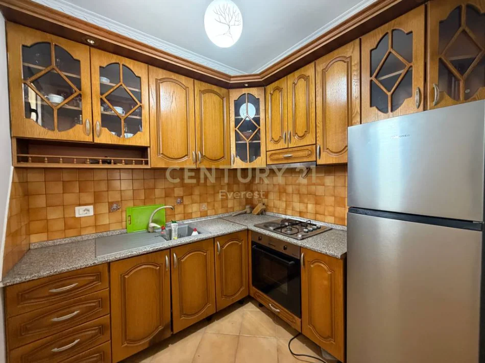 Tirane, shitet apartament 1+1 Kati 5, 55 m² 135.000 € (Ali Demi)