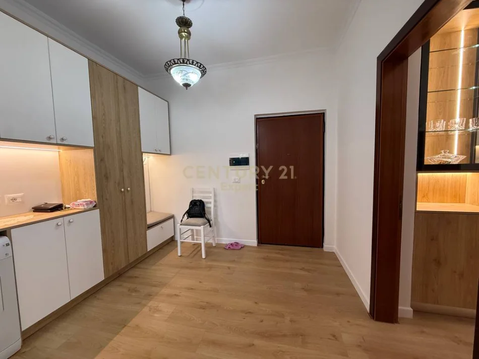 Tirane, jepet me qera apartament 2+1 Kati 5, 75 m² 600 € 