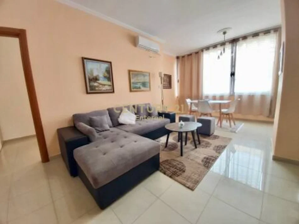Tirane, jepet me qera apartament 1+1 Kati 3, 80 m² 700 € (garda)