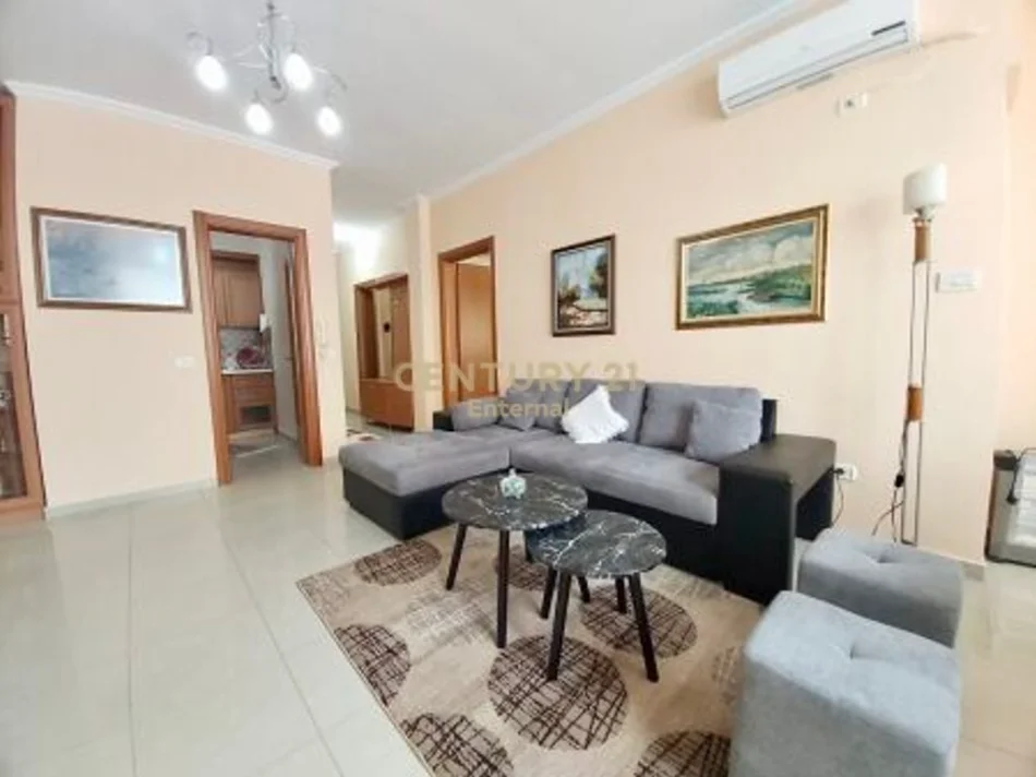 Tirane, jepet me qera apartament 1+1 Kati 3, 80 m² 700 € (garda)