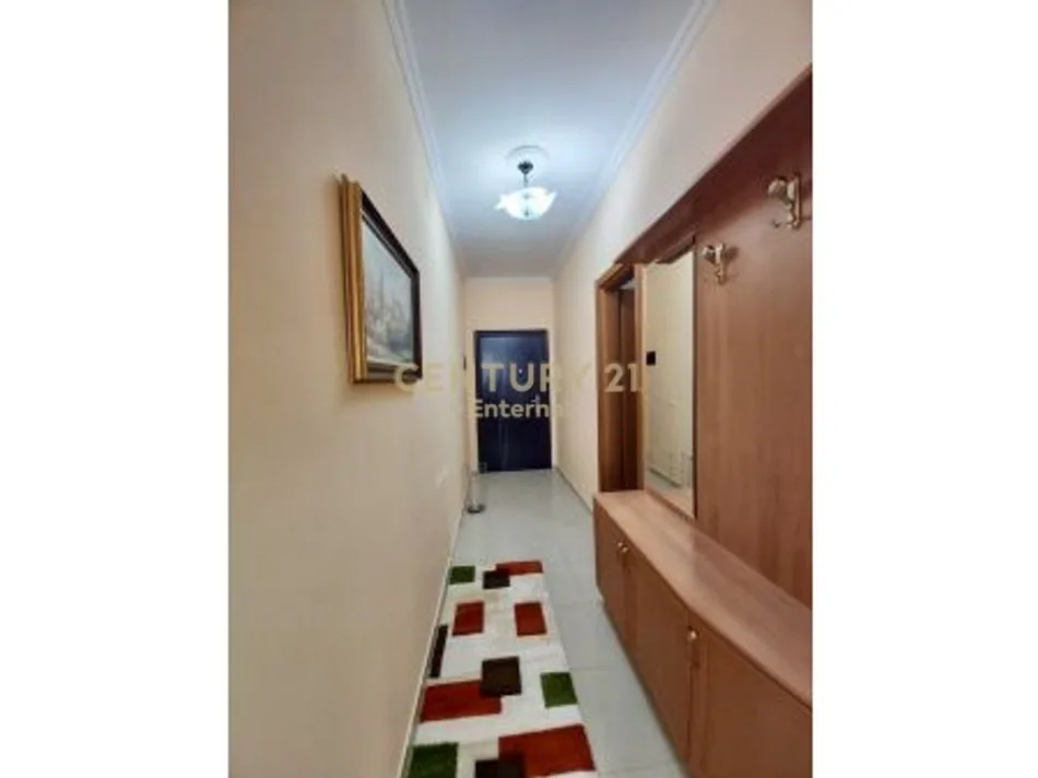 Tirane, jepet me qera apartament 1+1 Kati 3, 80 m² 700 € (garda)