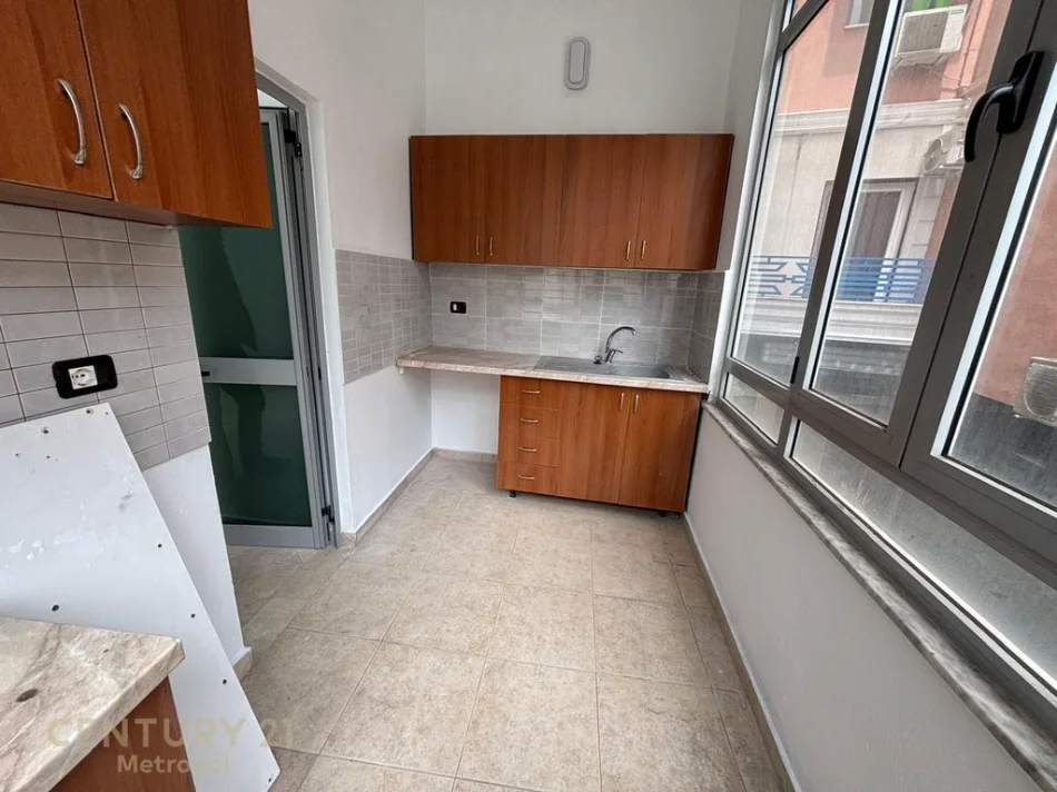 Tirane, jepet me qera zyre Kati 2, 80 m² 960 € (Myslym Shyri)