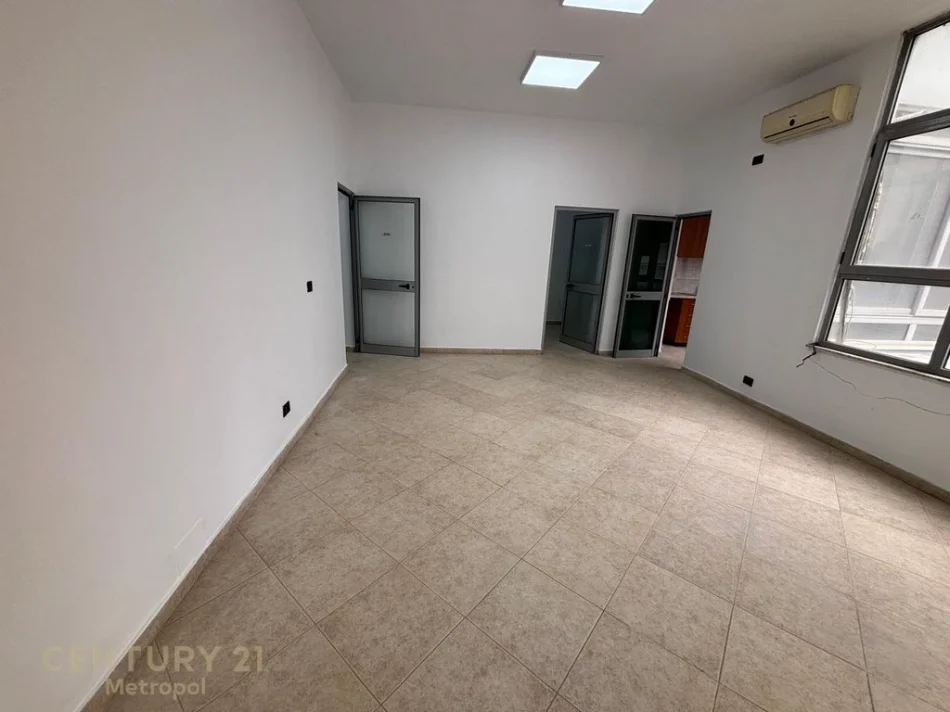 Tirane, jepet me qera zyre Kati 2, 80 m² 960 € (Myslym Shyri)