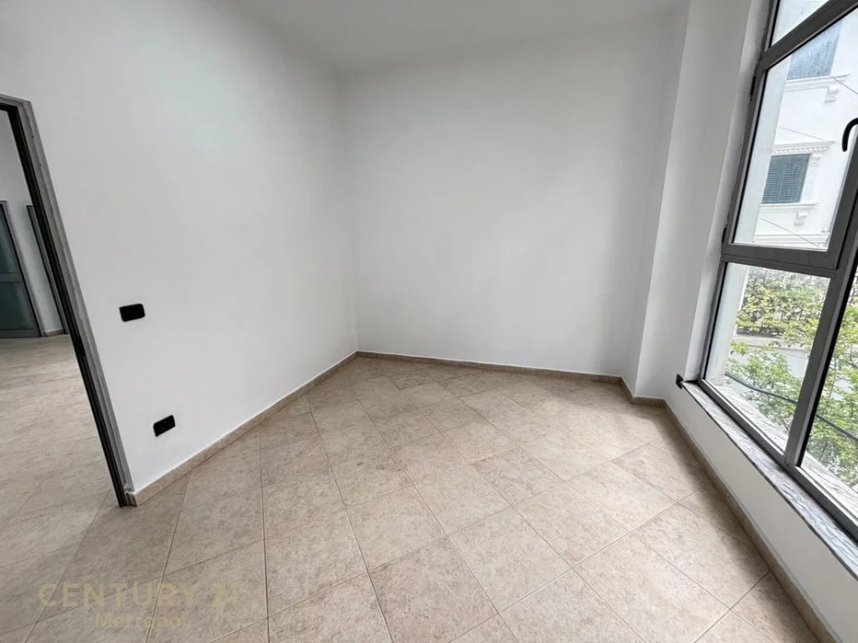 Tirane, jepet me qera zyre Kati 2, 80 m² 960 € (Myslym Shyri)