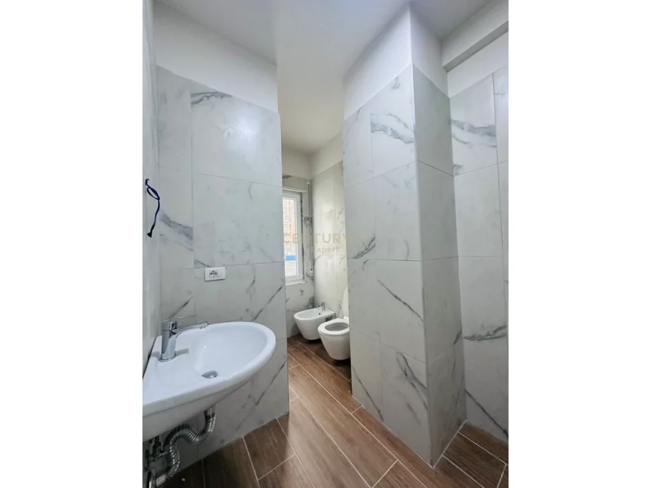 Tirane, jepet me qera zyre Kati 2, 70 m² 715 € (rruga e Kosovareve)