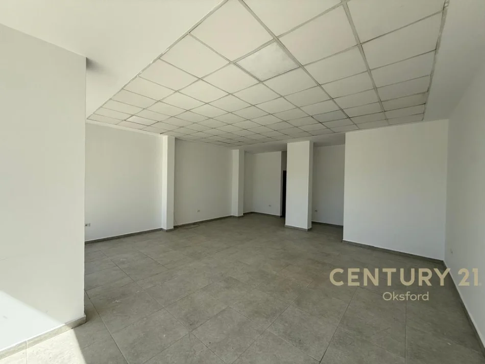 JEPET ME QIRA AMBIENT KOMERCIAL PRANË LIQENIT TË THATË, BUZË RRUGE ME FASADË XHAMI. 850 € (Liqeni i Thate)