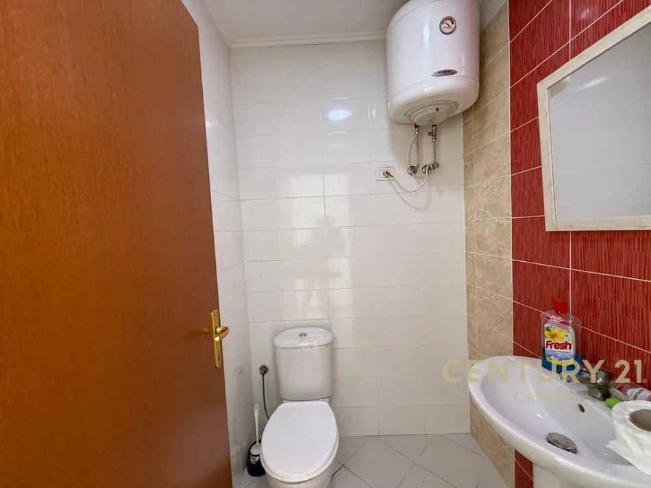 JEPET ME QIRA AMBIENT KOMERCIAL PRANË LIQENIT TË THATË, BUZË RRUGE ME FASADË XHAMI. 850 € (Liqeni i Thate)