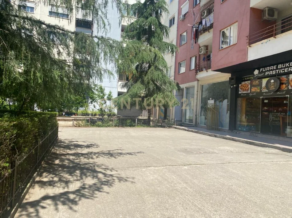 Shitet dyqan 60 m² në Rruga Panajot Pano, brenda Kompleksit Dilo 2  110.000 € (yzberisht)
