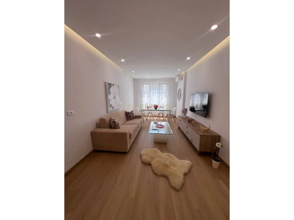 Tirane, jepet me qera apartament 2+1+Ballkon Kati 3, 90 m² (Blloku)